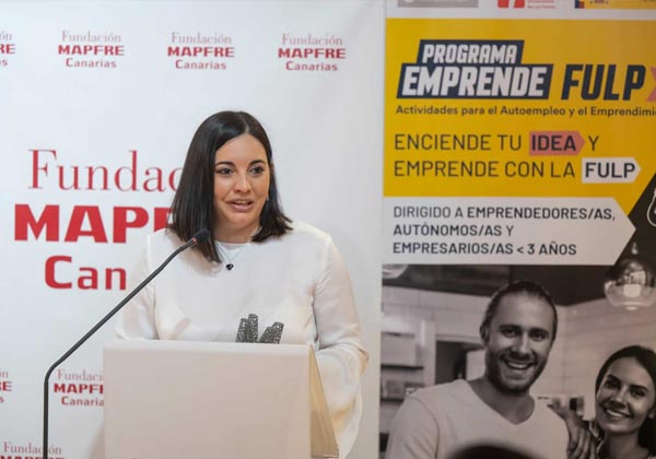 Yinet Santiago recibiendo el galardón Premios Mapfre